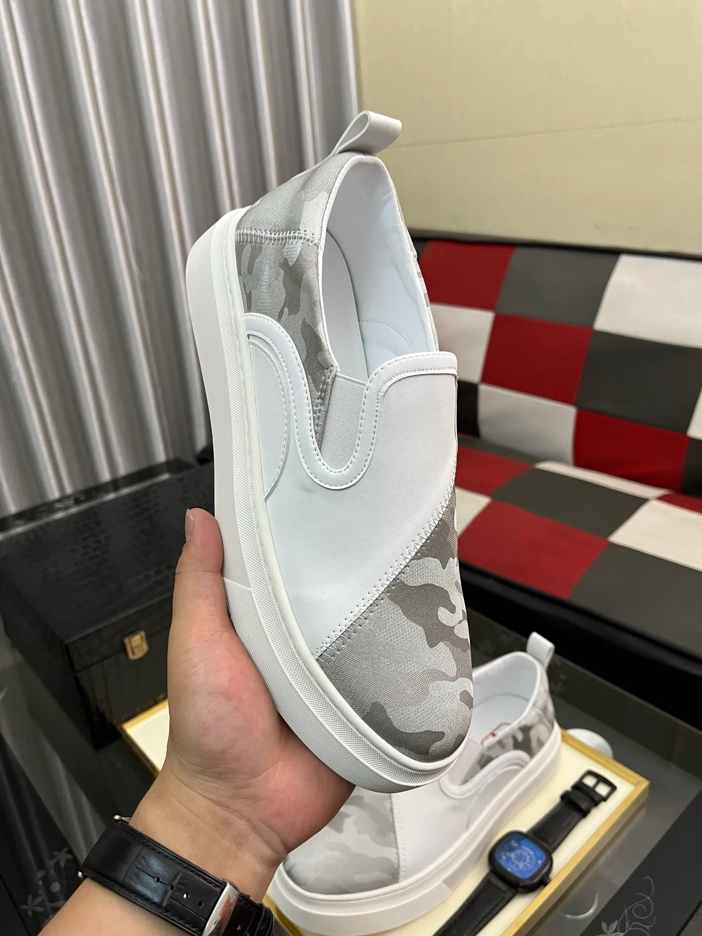 Men's shoes 💰420⌚️⌚️ VALENTINO Valentino's 2024 SS spring and summer new hot casual sports shoes, imported elastic fabric upper ➕The heel is Warren's exclusive rivet shape. The whole is very representative, the combination outsole is really easy to wear and very comfortable on the foot~, classic, comfortable and versatile! Size: 38-443️⃣Colors available